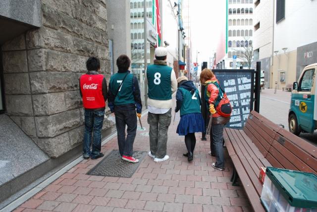 大通公園でグリーンバードwithハト画像