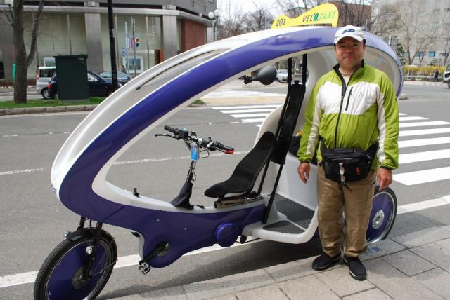 大通公園でグリーンバードwithハト画像