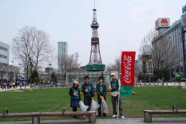 大通公園でグリーンバードwithハト画像