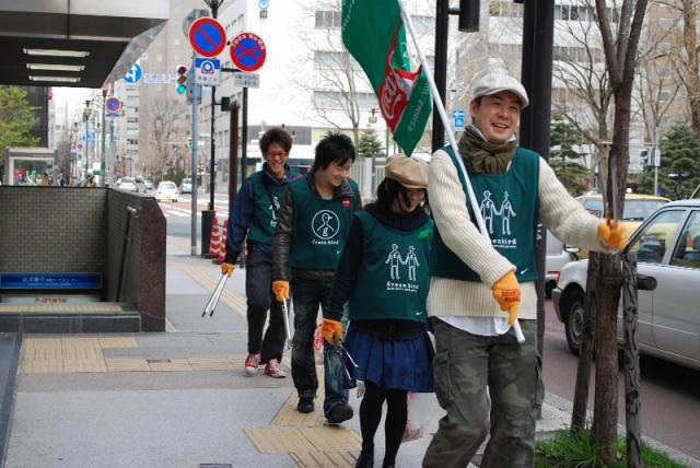 大通公園でグリーンバードwithハト画像