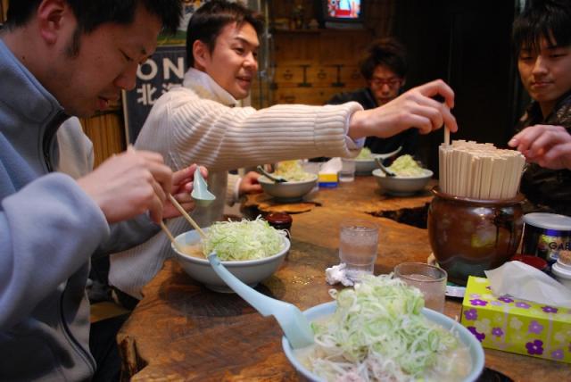 大通公園でグリーンバードwithハト画像