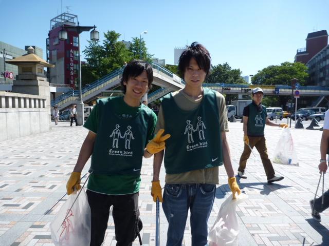 緑の鳥たち、表参道に集まる。画像