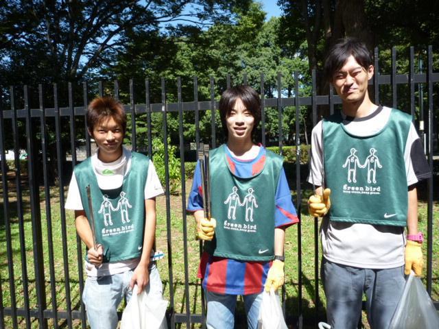 緑の鳥たち、表参道に集まる。画像