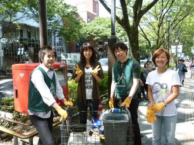 緑の鳥たち、表参道に集まる。画像