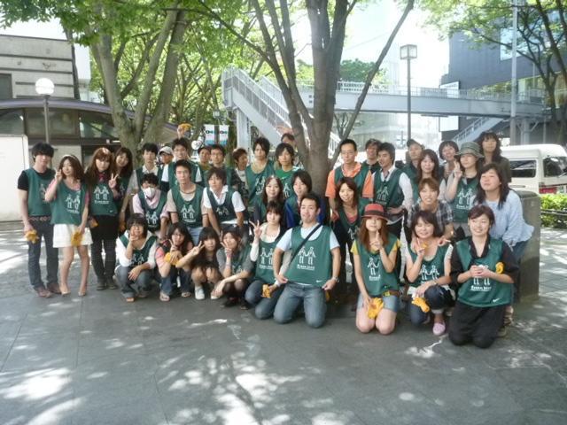 緑の鳥たち、表参道に集まる。画像