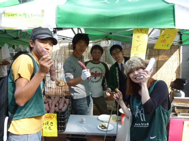 秋の表参道では、どうしても足取りがユックリグミ画像