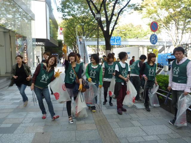 秋の表参道では、どうしても足取りがユックリグミ画像