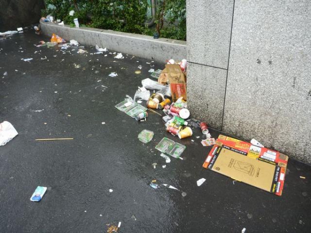 桜満開、そして雨画像