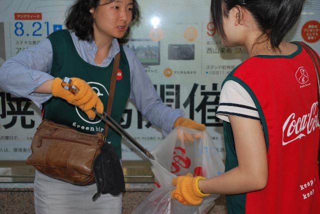 8/18 お箸とトングの使い方って似てるね。画像