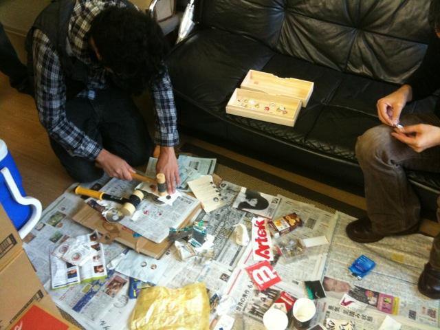 雨のなかを行く、ナゾの男たち！？画像