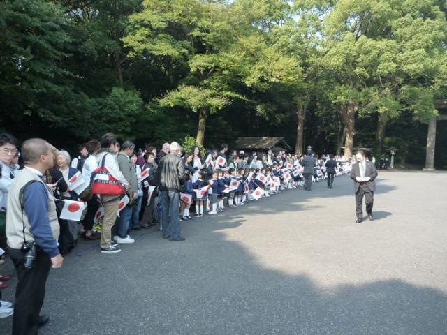 天皇皇后両陛下明治神宮参拝画像