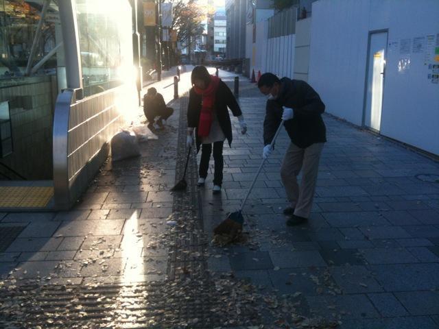 早朝落葉拾いのお手伝い画像