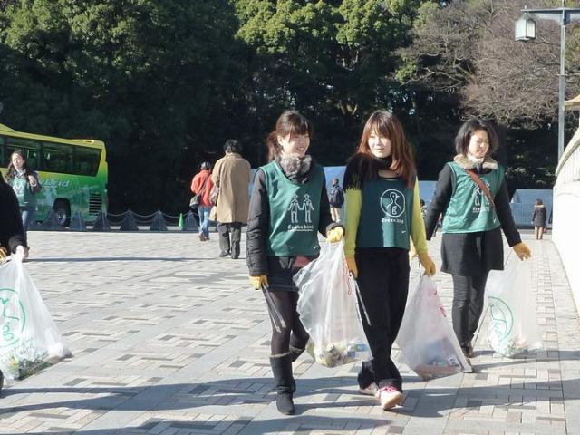 2010年最後の表参道そうじ画像