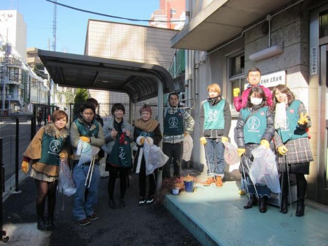 雪がまだ残る表参道画像