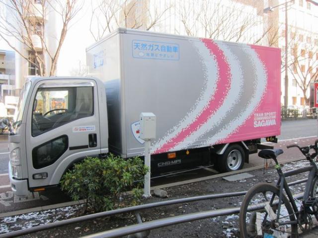 雪がまだ残る表参道画像