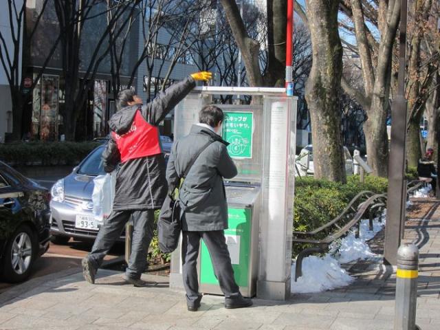 雪がまだ残る表参道画像