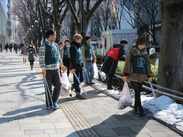 雪がまだ残る表参道画像