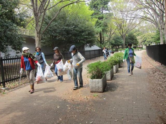 お花見のあとの代々木公園そうじ画像