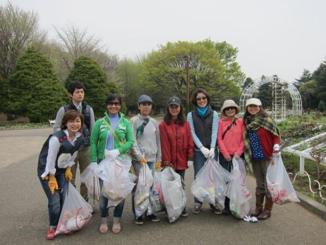 お花見のあとの代々木公園そうじ画像