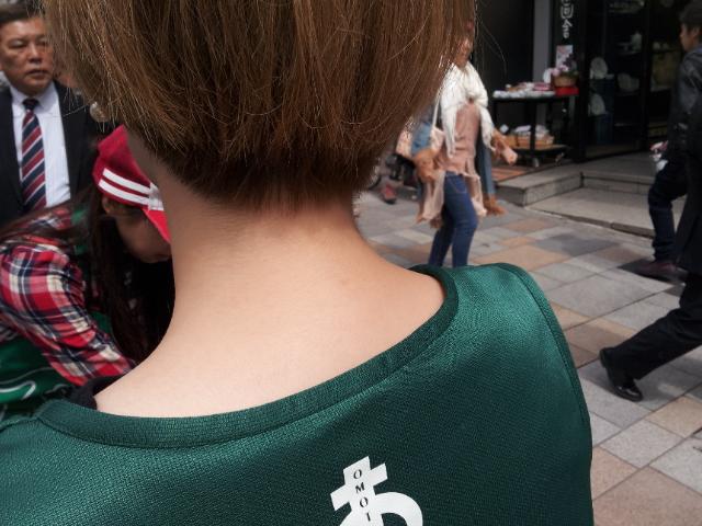 爽やかな緑が似合う表参道での朝そうじ画像