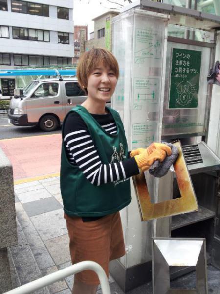 爽やかな緑が似合う表参道での朝そうじ画像