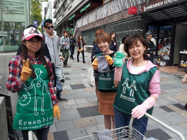 爽やかな緑が似合う表参道での朝そうじ画像