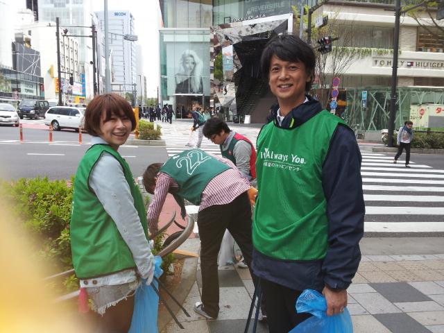 爽やかな緑が似合う表参道での朝そうじ画像