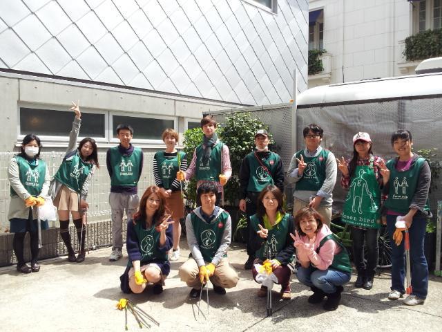 爽やかな緑が似合う表参道での朝そうじ画像