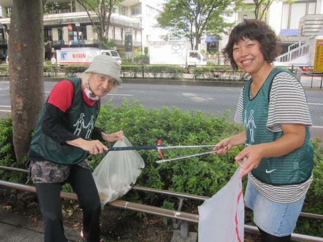 心地よい秋の風を感じながらの朝そうじ画像