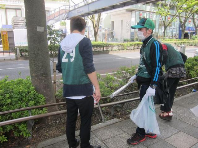 心地よい秋の風を感じながらの朝そうじ画像