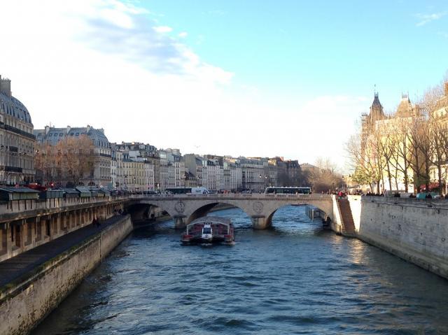 快晴のノートルダム画像