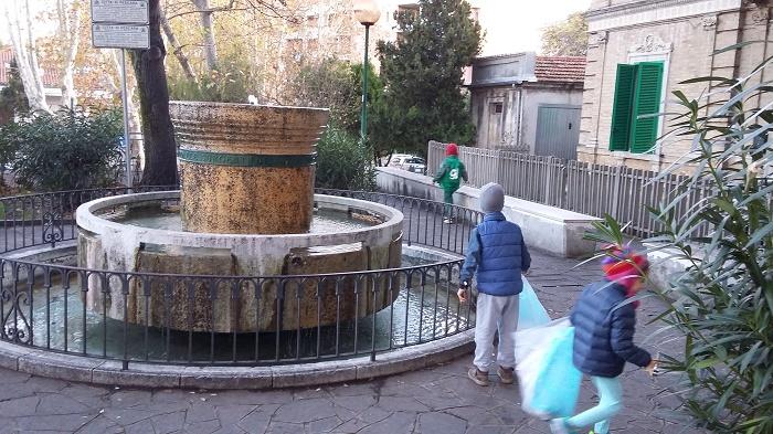 Piazza Largo Madonna. 再び、教会前の広場で！画像