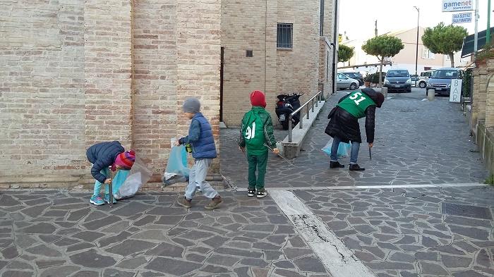 Piazza Largo Madonna. 再び、教会前の広場で！画像