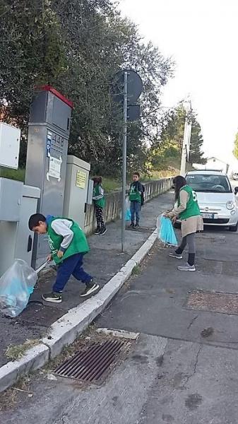 通学路でゲリラごみ拾い画像