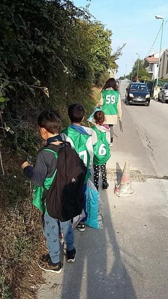 通学路でゲリラごみ拾い画像