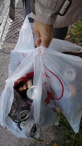 通学路でゲリラごみ拾い画像