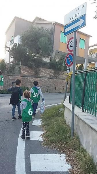 通学路でゲリラごみ拾い画像