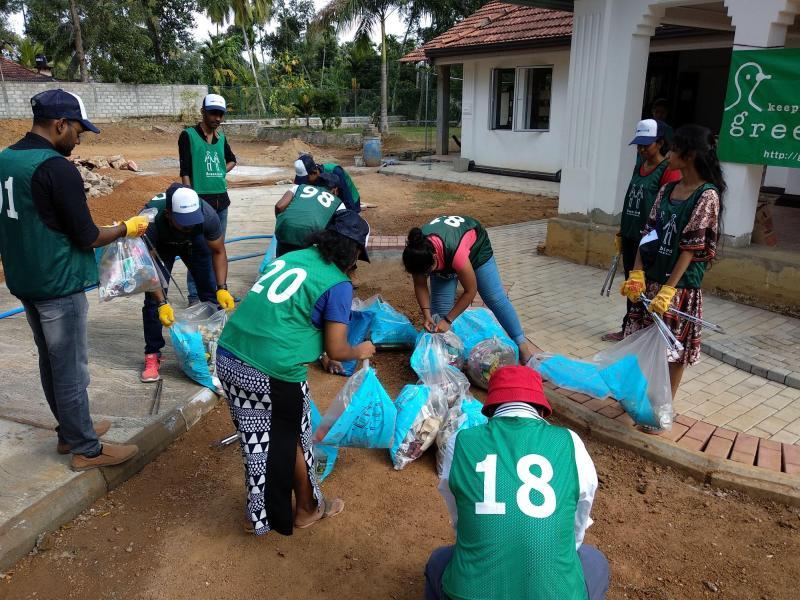 新年の初めてのゴミ拾い活動画像