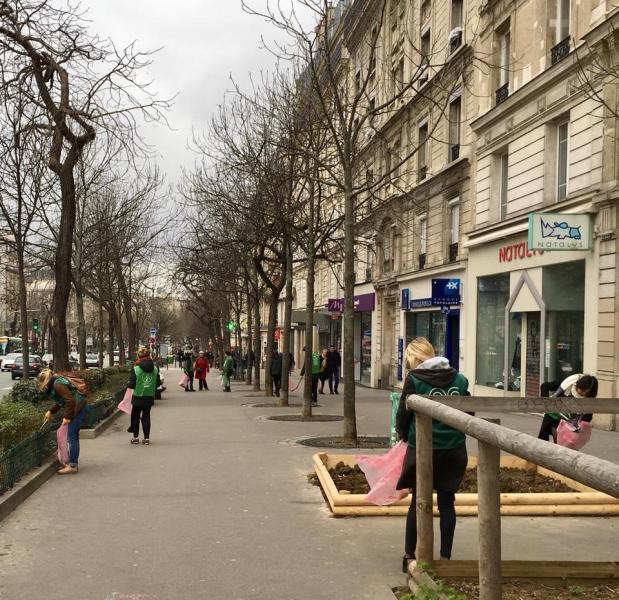 雨に付きまとわれるパリチーム画像