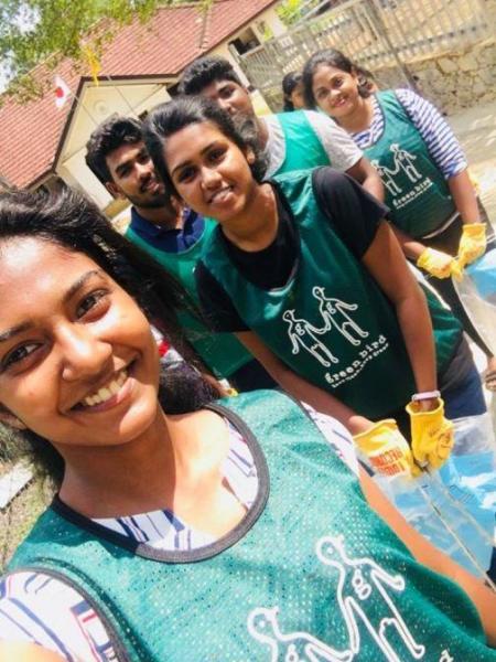 Green bird trash picking program画像