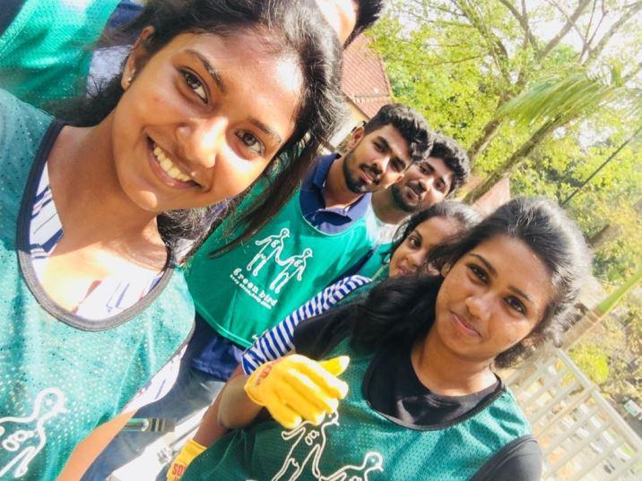 Green bird trash picking program画像