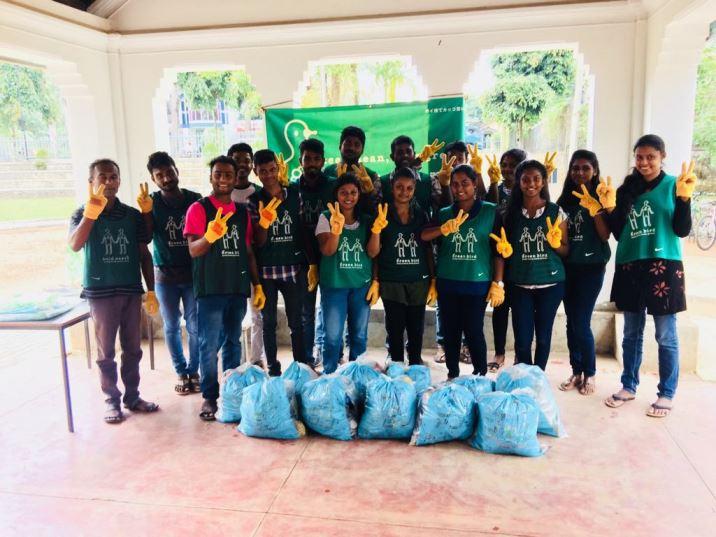 Green bird trash picking program画像