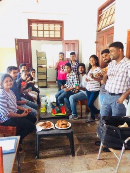 Green bird trash picking program画像