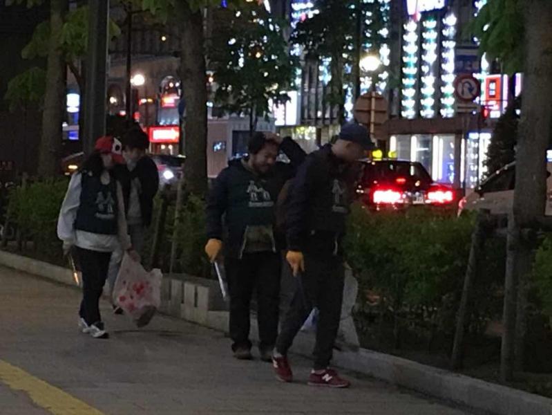 大人数でワイワイ夜そうじ！画像