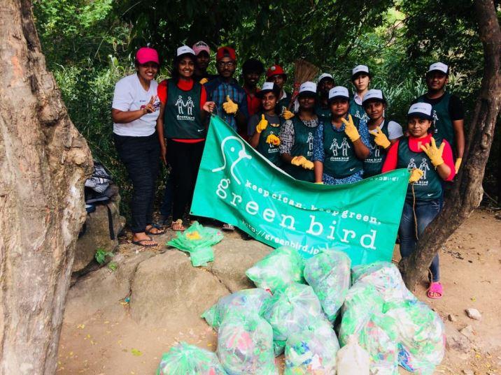 エレファント・ロック・ベースでのゴミ拾い活動画像