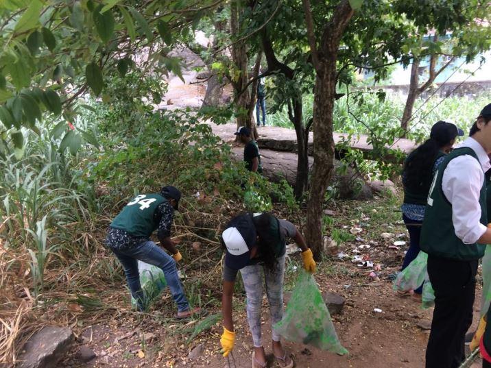 エレファント・ロック・ベースでのゴミ拾い活動画像