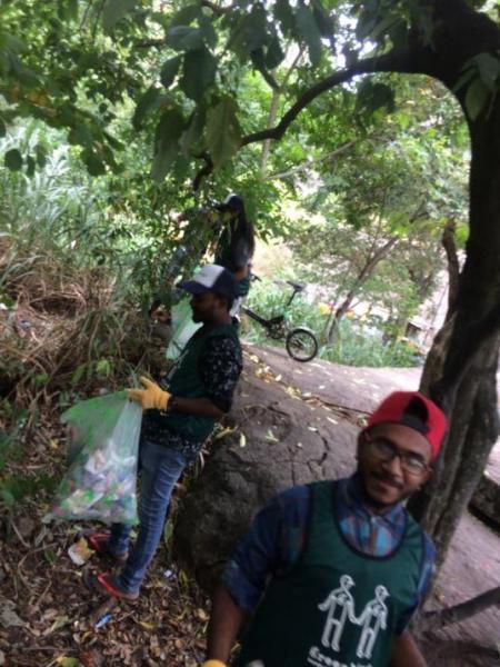 エレファント・ロック・ベースでのゴミ拾い活動画像