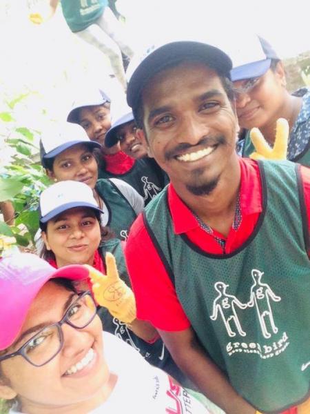 エレファント・ロック・ベースでのゴミ拾い活動画像