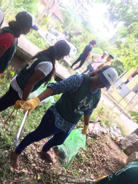 エレファント・ロック・ベースでのゴミ拾い活動画像