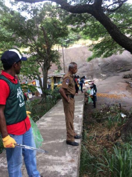 エレファント・ロック・ベースでのゴミ拾い活動画像